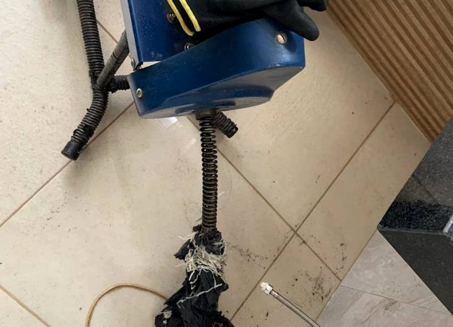 Desentupimento de pia com equipamento profissional Doutor Esgoto