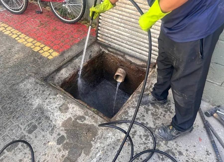 Desentupimento de ralo com máquina profissional Doutor Esgoto